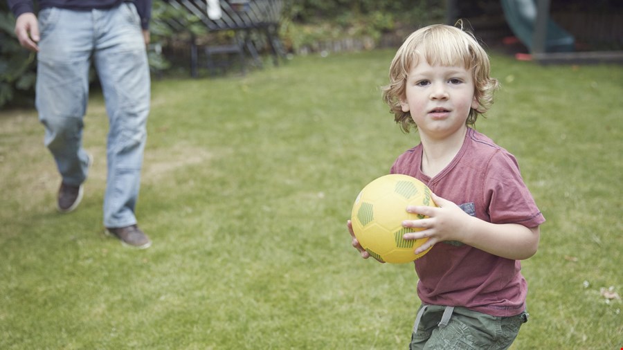 20140919-044-child-plays-football-1